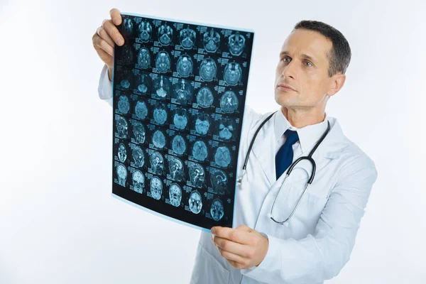 Умный практикующий мужчина изучает снимок МРТ — стоковое фото