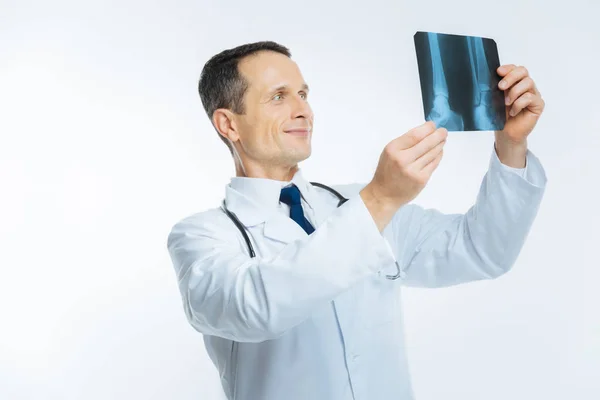 X 線スキャンを見ながら笑っている陽気な医者 — ストック写真