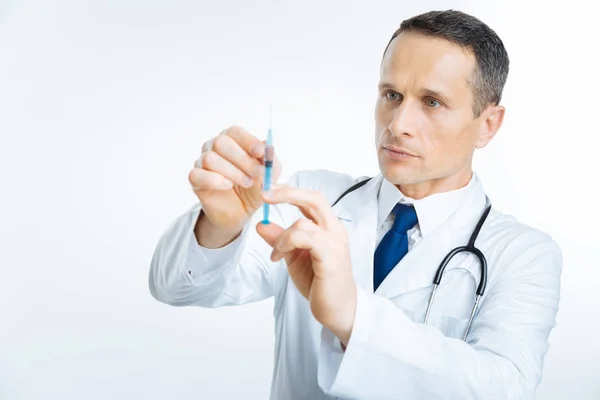 Serious practitioner getting ready for injection — Stock Photo, Image