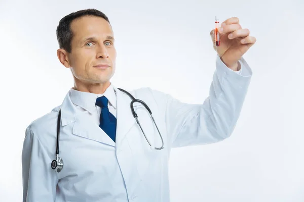 Travailleur médical mature posant avec un échantillon de sang dans une éprouvette — Photo