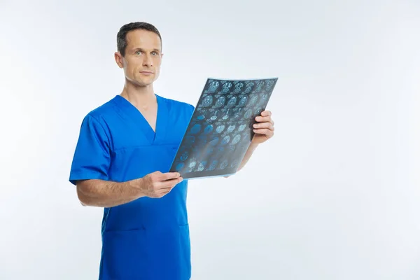 Lekarz mężczyzna pozowanie z rezonans magnetyczny głowy — Zdjęcie stockowe