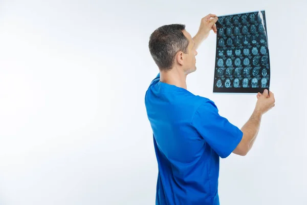 Volvió trabajador médico examinando imagen de escaneo de resonancia magnética — Foto de Stock