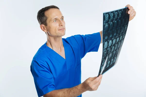 Sidovy på smart specialist tittar på x ray scan — Stockfoto