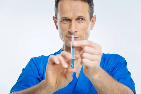 Close up of doctor preparing for injection — Stock Photo, Image