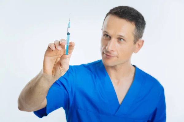 Close up of male practitioner checking syringe — Stock Photo, Image