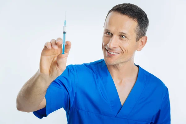 Radiant medical worker getting ready for vaccination — Stock Photo, Image