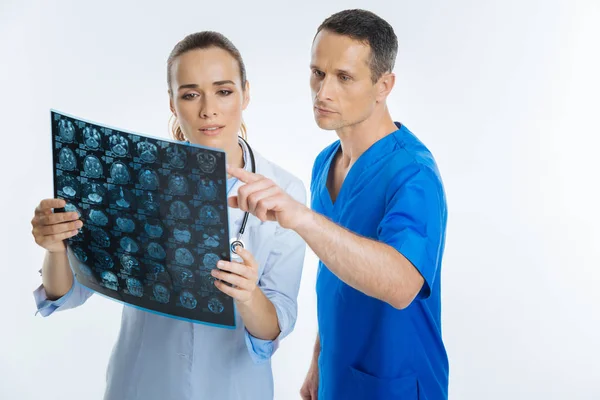 Achtsame Ärzte stellen gemeinsam Diagnose — Stockfoto
