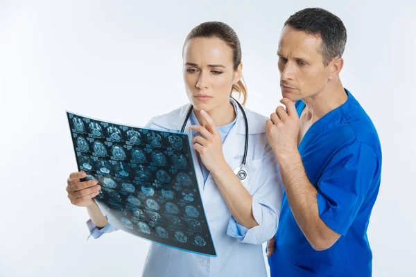 MRI tarama resmin üzerinde düşünme dalgın tıp uzmanları