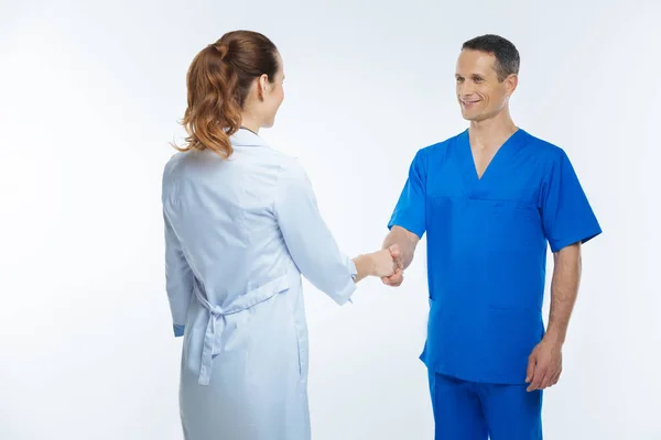 Alegre médico masculino saludando a su colega femenina — Foto de Stock
