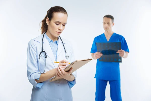 Mujer profesional médico haciendo diagnóstico —  Fotos de Stock