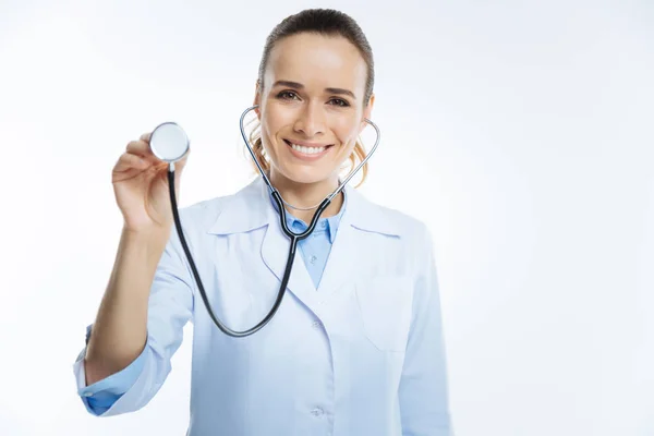 Médico adulto radiante com estetoscópio posando para câmera — Fotografia de Stock