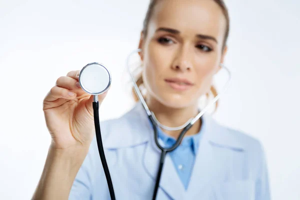 Primer plano del profesional médico femenino usando estetoscopio — Foto de Stock