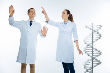 Dna ile çalışırken görünmez ekran kullanarak parlak tıp uzmanları