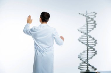 Tıbbi işçi görünmez dokunmatik ekran kullanarak geri döndü