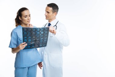 Dalgın arkadaşları üzerinde hasta tanı sohbet