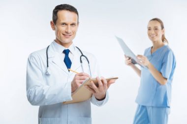 Dost görünümlü tıbbi profesyonel kamera için poz