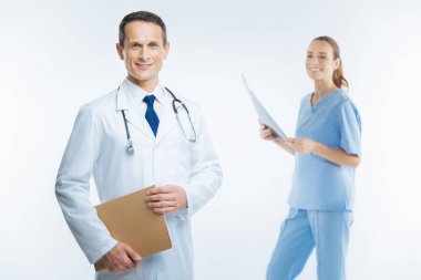 Kamera için poz deneyimli erkek Uygulayıcı