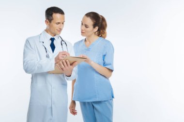 Tıbbi meslektaşları bir şey yüzünden birlikte danışmanlık