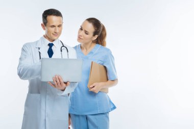 Baktılar tıbbi işçi laptop arıyorum