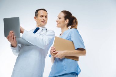 Komik uygulayıcıları bir şey yüzünden sohbet