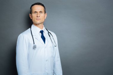 Kendine güvenen tıbbi profesyonel kameraya bakıyor