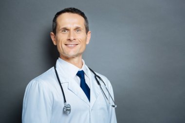 Neşeli Uygulayıcı geniş kameraya sırıtarak