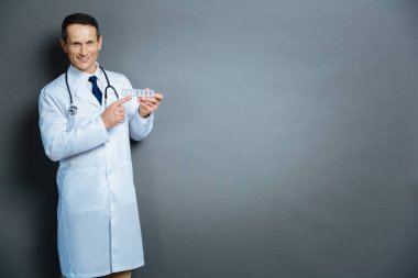 Deneyimli doktor reçete için haftalık Organizatör doğru işaret