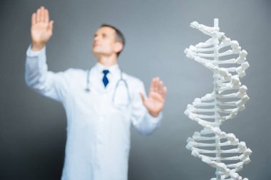 Arka plan üzerinde genetik okuyan erkek bilim adamı