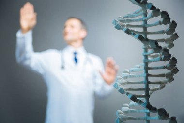 DNA'ın üç boyutlu modeli üzerinde seçici odak