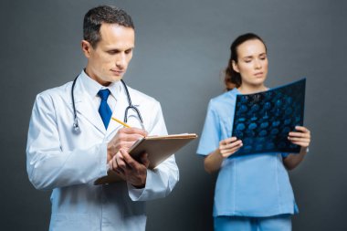 Tıp uzmanları birlikte çalışma