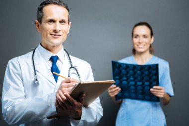 Kamera için poz defter ile neşeli doktor