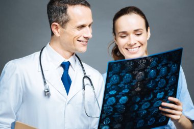 Parlak Doktor Röntgen seyir baş resim tarama