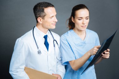 Deneyimli uygulayıcılar hasta beyin MRI tarama sohbet