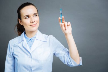 Neşeli kadın doktor kontrol şırınga