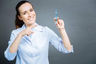 Şırınga ile poz şaka komik kadın Uygulayıcı