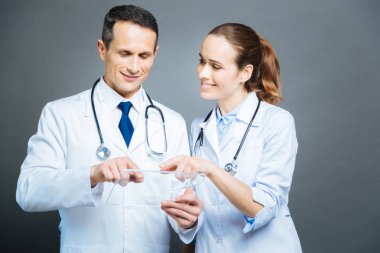 Kolay doktorlar ekran şeffaf tablet dokunmadan