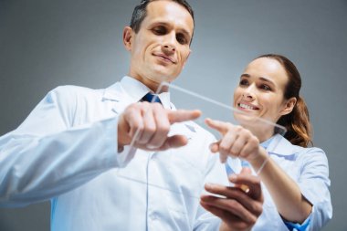 Parlak tıbbi işçiler görünmez teknolojik aygıt kullanma