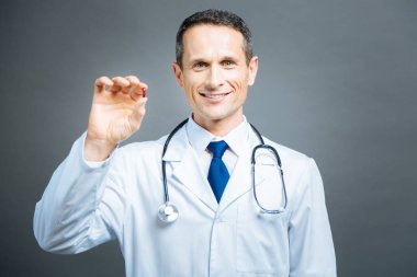 Hap ile poz stetoskop ile erkek doktor