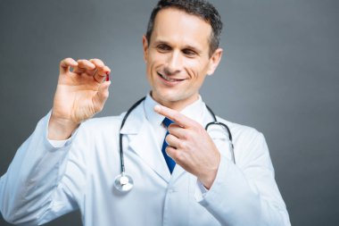 Neşeli Uygulayıcı hap doğru işaret