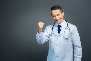 Kamera için poz el hareketi heyecanlı erkek doktor
