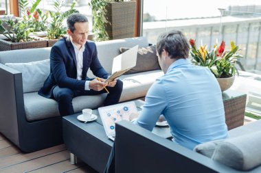 Ciddi başarılı işadamları bir proje üzerinde çalışıyor