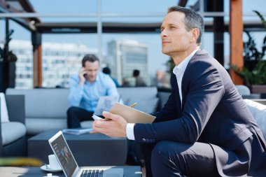 Onun defter tutan iyi görünümlü dalgın iş adamı