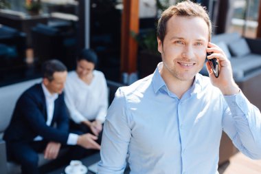 Mutlu mutlu işadamı arama yapma