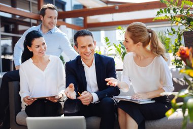 Neşeli mutlu meslektaşları bir tartışma sahip