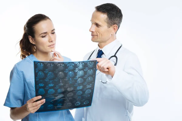 Medische professionals adviseren over patiënt diagnose samen — Stockfoto