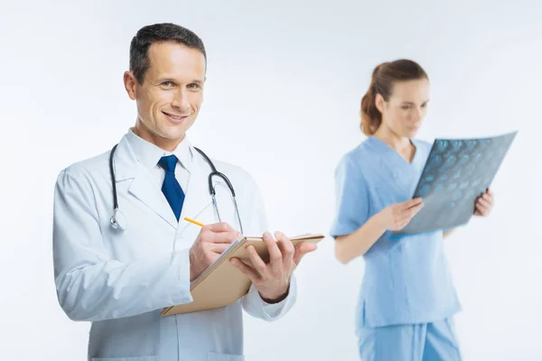 Vrolijke mannelijke beoefenaar poseren met laptop — Stockfoto