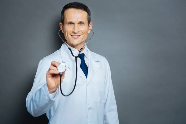 Médecin amical posant avec stéthoscope — Photo