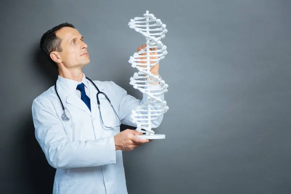 Scienziato serio che si concentra sul modello del DNA — Foto Stock