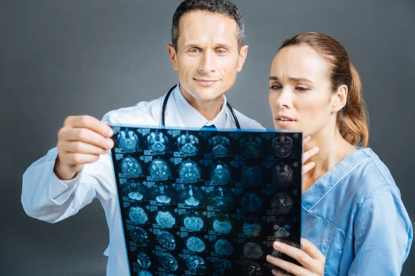 Aconselhamento dos profissionais médicos sobre o diagnóstico do paciente juntos — Fotografia de Stock