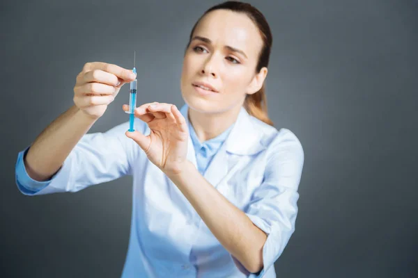 Ernsthafte Ärztin bereitet sich auf Impfung vor — Stockfoto